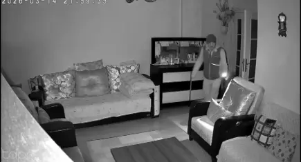 Evine giren hırsızı güvenlik kamerasından bağırarak kaçırdı