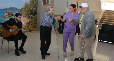 Torbalı Huzurevi’nde yaşlılara moral konseri