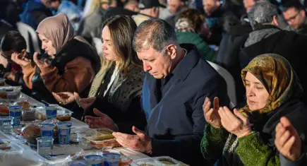 Başkan Tugay, arife gününde Urlalılarla iftar sofrasında buluştu