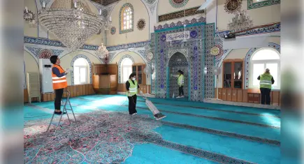 Çiğli’de bayram öncesi cami ve mezarlıklarda temizlik seferberliği