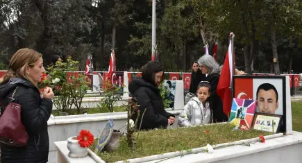 İzmir'de arife ziyaretleri: Aileleri, şehit kabirlerine akın etti