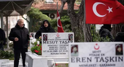 İzmir'de şehit ailelerinin ilk durağı kabirler oldu