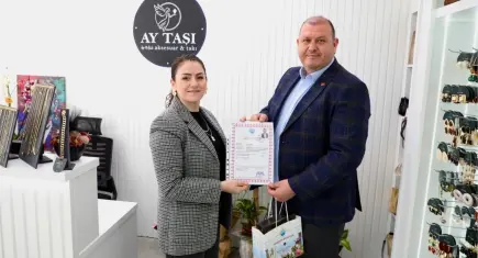 Başkan Çiçek, eşine ruhsatı sürpriz ziyaretle teslim etti