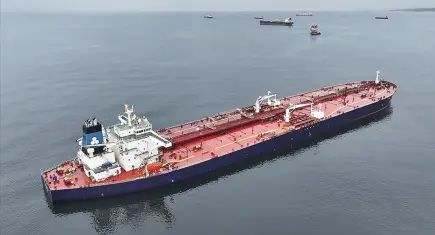 Karadeniz'de saldırıya uğrayan petrol tankeri Kilyos açıklarında demirletildi