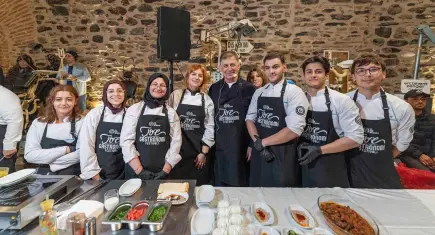 Tire’de gastronomi festivali: Başkan Tugay önlük giydi, mutfağa girdi, yemek yaptı