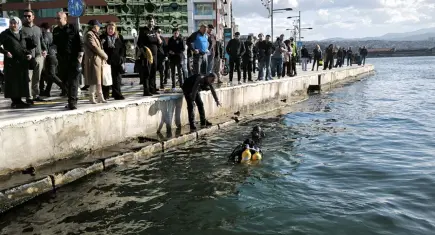 İzmir’de akülü tekerlekli sandalyesiyle denize düşen engelli hayatını kaybetti