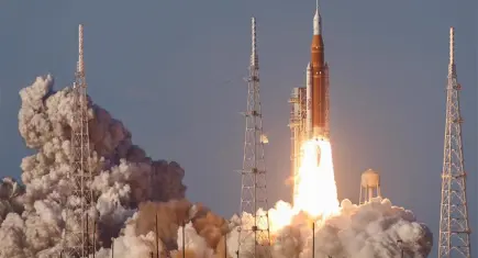 54 yıl sonra bir ilk: NASA aya insanlı uçuş başlattı