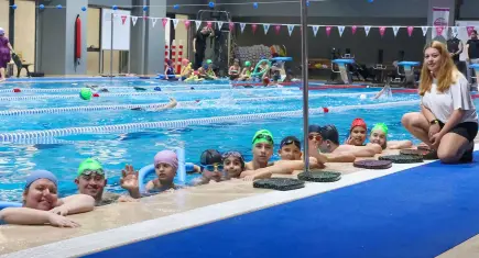 Buca’da özel çocuklara yüzme kursu desteği
