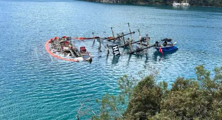 Fethiye’de batan tur teknesini çıkarma çalışmaları sürüyor