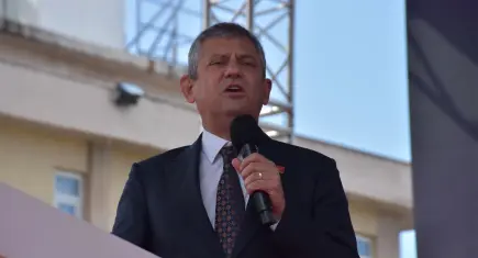 Özgür Özel İzmir’den mesaj verdi: CHP’li belediyeler dimdik ayakta