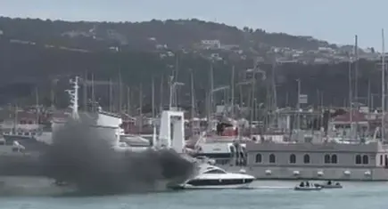 Çeşme’de korkutan yangın: Lüks motoryat alevlere teslim oldu!