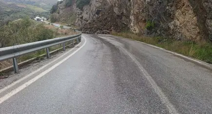 Sağanak İzmir’i vurdu: Ödemiş-Turgutlu yolu kapandı