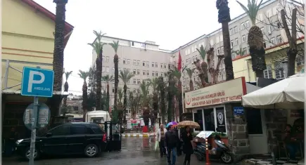 Gaziemir'de anne ve oğul birer gün arayla kalplerine yenik düştü