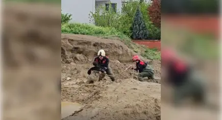 Torbalı'da balçık esareti: Mahsur kalan iki çocuğu itfaiye kurtardı