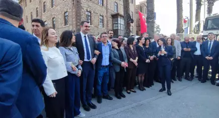 Meslek Fabrikası önünde etten duvar