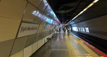 Mecidiyeköy Metrosunda intihar girişimi: Bir kişi hayatını kaybetti, bir kişi son anda kurtarıldı