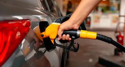 Benzin ve motorine indirim bekleniyor: Akaryakıta indirim gelecek mi?