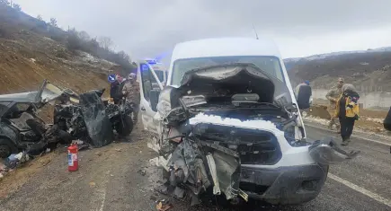 Servis minibüsü ile otomobil çarpıştı:  Ölü, çok sayıda  yaralı var