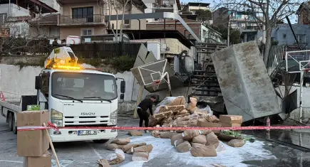 İzmir haber: Freni patlayan kamyon okul bahçesine devrildi