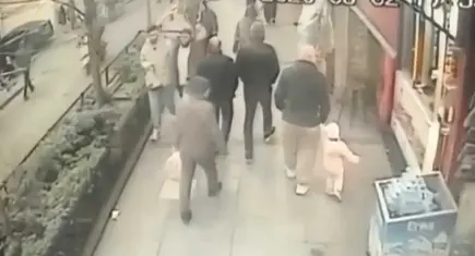 Ehliyetsiz sürücü dehşet saçtı! Yayaya çarpıp sevgilisini bırakıp kaçtı