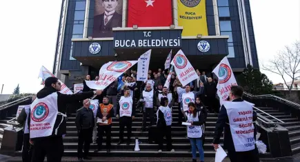Buca Belediyesi’nde alacak krizi: Memurlar meydana indi