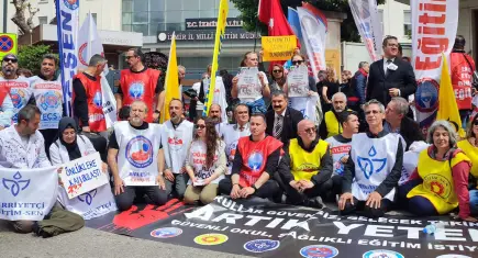 İzmir’de eğitimciler şiddete karşı iş bıraktı