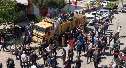 Bergama’dan üretime büyük destek: Ahlat ağaçları aşılandı, binlerce fidan dağıtıldı