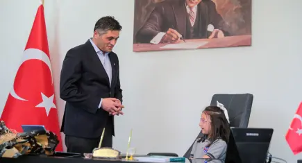 Aliağa’da 23 Nisan’da makam çocuklara emanet edildi