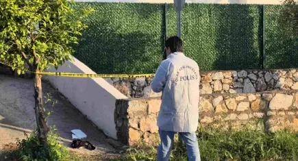 Evinin bahçesinde eski sevgilisinin bıçaklı saldırısına uğrayan kadın ağır yaralandı