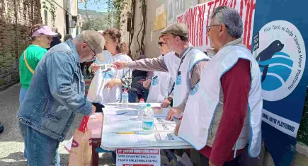 Körfez çamuru Foça’yı kirletiyor: Foçalılardan kirliliğe karşı imza kampanyası