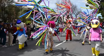 Alaçatı Ot Festivali'nde renkli kortej