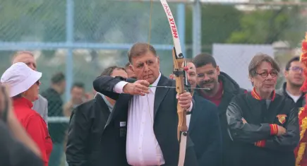 Başkan Cemil Tugay, 23 Nisan’da çocuklarla spor etkinliğinde buluştu