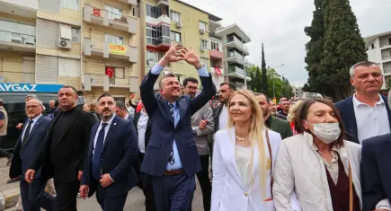 Buca’da 23 Nisan coşkusu kortej ve şenlikle kutlandı