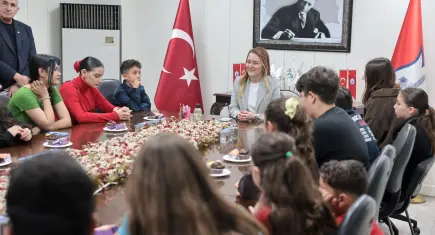 Konak Kent Konseyi Çocuk Meclisi 23 Nisan’da Başkan Mutlu’yu ziyaret etti