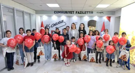 Konak’ta 23 Nisan geleneği sürdü: Başkanlık koltuğu çocukların