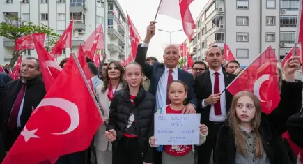 Başkan Işık’tan 23 Nisan kortejinde demokrasi vurgusu