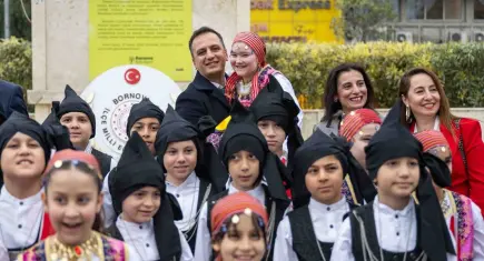 Bornova’da minik başkanlardan çifte dil mesajı: “Yurtta Barış, Dünya’da Barış”
