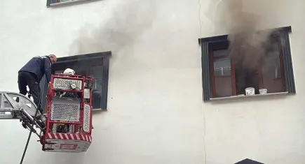Evini ateşe verdiği için gözaltına alındı: Nezarethanede rahatsızlanan zanlı hayatını kaybetti 
