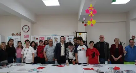 İzmir’de Ülkü Ocakları’ndan öğrencilere 23 Nisan hediyesi