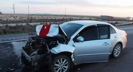 Kazayı görüp yardım etmek için duran otomobile başka araç çarptı: Ölü ve yaralılar var