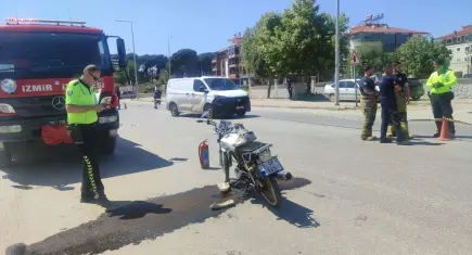 İzmir’de motosiklet ile hafif ticari araç çarpıştı: 3 yaralı