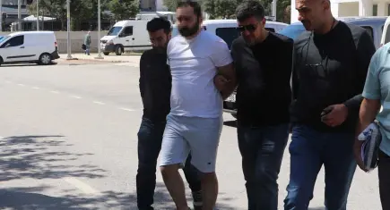 Tartıştığı kişiyi sırtından bıçaklayıp öldürdü! Zanlı suç aletiyle yakalandı