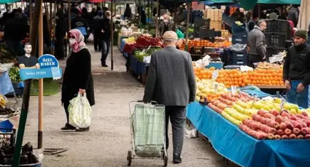 Emekliler pazarda alıcı değil bakıcı oldu
