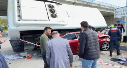 Üniversite yolunda can pazarı: Halk otobüsü viyadük altında devrildi