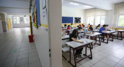 Okullar ne zaman kapanıyor? 2026 MEB Takvimi ile yaz tatili ve karne günü tarihi belli oldu!