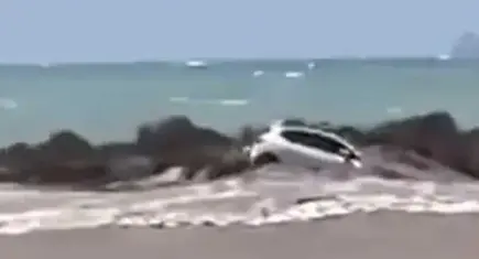 Sele kapıldı, denize sürüklendi