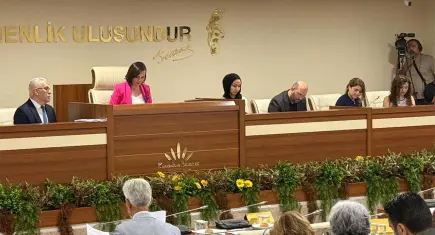 Karabağlar Meclisi'nde sert tartışma! AK Partili Eroğlu mahalleliyi uyardı: Malınız birilerinin eline geçmesin