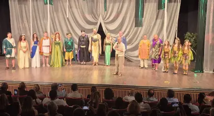 EGİAD Tiyatro Kulübü’nden Bir Yaz Gecesi Rüyası sahnesi