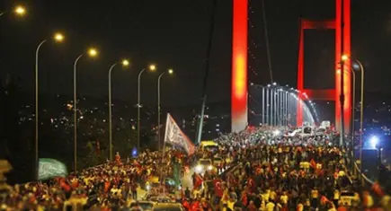 Sanat dünyasından 15 Temmuz paylaşımları: Ünlü isimler şehit ve gazileri unutmadı!