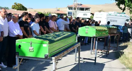 Nevşehir'deki feci kazada hayatını kaybeden anne ve 2 oğlu son yolculuğuna uğurlandı